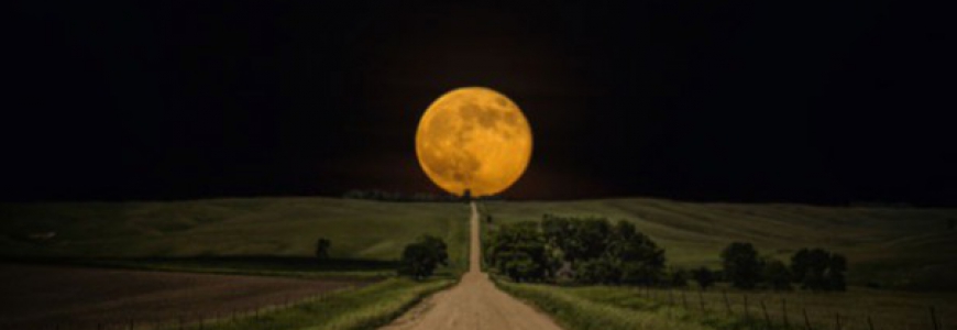 La lune est un astre mystérieux...