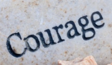 Le courage et la joie au cœur sont deux énormes qualités... 